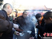 浙江杭州胡庆余堂向市民派发药膳腊八粥