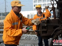 探访广西春运背后的隐形人 “铁路医生”问诊忙