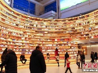 高颜值书店亮相呼和浩特 360度环形书墙吸引市民