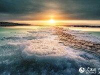 青海盐湖：人在湖间走宛如画中游