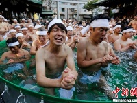 日本民众泡冰水浴抱冰块 净化灵魂祈求健康