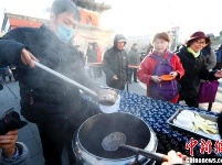 浙江杭州胡庆余堂向市民派发药膳腊八粥