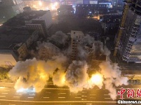 长沙62.3米高楼被爆破拆除 用时仅2.81秒