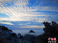 黃山迎來(lái)今冬第三場(chǎng)雪 云海霧凇壯美景觀齊現(xiàn)