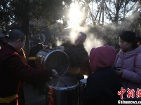 浙江杭州胡庆余堂向市民派发药膳腊八粥