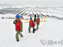 雪地巡检 呵护电网“大动脉”