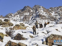 马马尼“冰雪远征”记：牧民皮毛滑雪穿越阿尔泰山