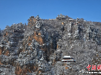 崆峒山雪后初霁 蓝天白雪辉映高山古刹