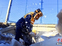 沈铁工人零下30℃水中除冰保春运 