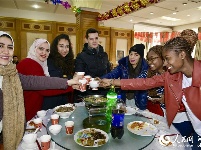 华中师大300名留学生同吃年饭 校长现场发红包贺新年