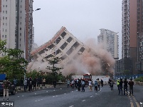 海口8层高“最牛钉子户楼”被放倒