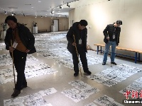 美术校考：评委手持竹竿阅卷似“探雷”