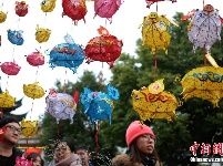南京传统手扎花灯扎堆上市 猪灯受青睐