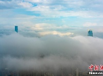 香港迎来平流雾 维港宛如人间仙境 