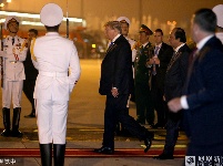 美国总统特朗普抵达越南河内