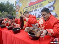 大胃王争霸赛 女孩为夺冠狂啃腊鱼