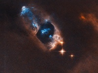 哈勃望远镜捕捉到新生恒星 呈亮蓝色距地球约1000光年