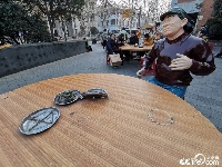 “盘中餐”不翼而飞 武汉街边雕塑群遭破坏