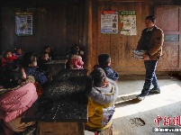 贵州一位侗族代课教师和18个学生的开学日