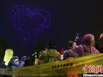 南京“国际青年追梦跑”激情开跑 666架无人机助阵
