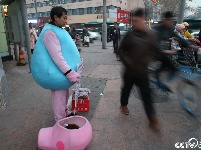 为救儿子 父亲扮演小猪佩奇卖大枣筹钱