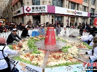青海民和举办千人火锅宴 直径4米火锅四荤六素