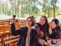 台湾青年体验“大陆年”：家人在 年味浓