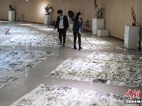 美术校考：评委手持竹竿阅卷似“探雷”