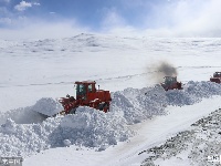 西藏暴雪致新藏线交通中断 过往车辆被掩盖