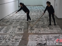 美术校考：评委手持竹竿阅卷似“探雷”