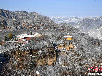 崆峒山雪后初霁 蓝天白雪辉映高山古刹