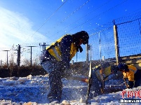 沈铁工人零下30℃水中除冰保春运 