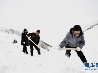 青海玉树雪灾区全力保障道路通畅