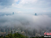 香港迎来平流雾 维港宛如人间仙境 