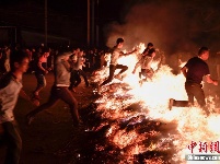 玩的就是心跳 海口千余民众“过火海”闹元宵