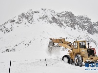 青海玉树雪灾区全力保障道路通畅