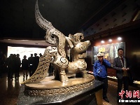 海外华媒代表探访三星堆博物馆 感受古蜀文明