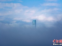 香港迎来平流雾 维港宛如人间仙境 