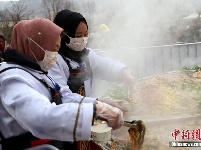 青海民和举办千人火锅宴 直径4米火锅四荤六素