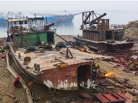 湖北枝江：强制拆解长江非法采砂船