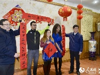 华中师大300名留学生同吃年饭 校长现场发红包贺新年