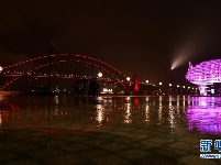 悉尼海港大桥点亮中国红