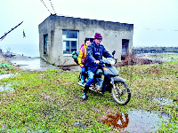 每天靠摩托车-木船-电动车接送女儿
500天风雨兼程 父爱洒满求学路