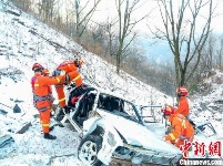 湖北襄阳消防开展雨雪冰冻天气应急救援演练