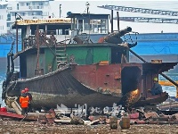 湖北枝江：强制拆解长江非法采砂船