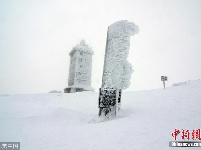 德国遭遇冰雪天气 波洛肯山遭冰封