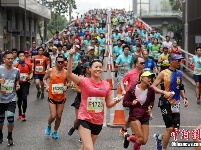 坡陡、路窄、弯多...“亚洲最虐”马拉松开跑