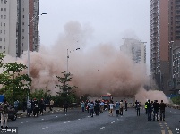 海口8层高“最牛钉子户楼”被放倒