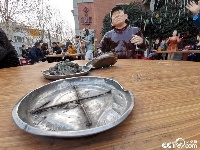 “盘中餐”不翼而飞 武汉街边雕塑群遭破坏