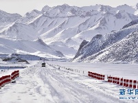 青海玉树雪灾区全力保障道路通畅